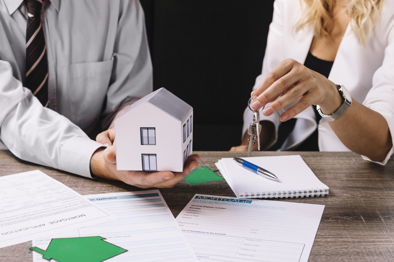Read more about the article The Pros and Cons of Private Mortgage Lenders: A Comprehensive Guide